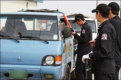지난 2006년 9월 5일 경기도 평택에서 경찰이 차량들을 상대로 불심검문하는 모습